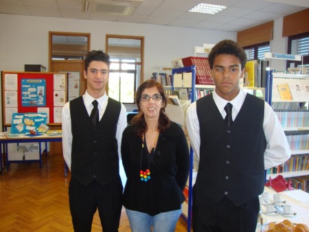 COM A ANFITRIÃ DA BIBLIOTECA