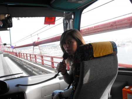 ASSISTENTE DE BORDO... UM, DOIS... SOM!